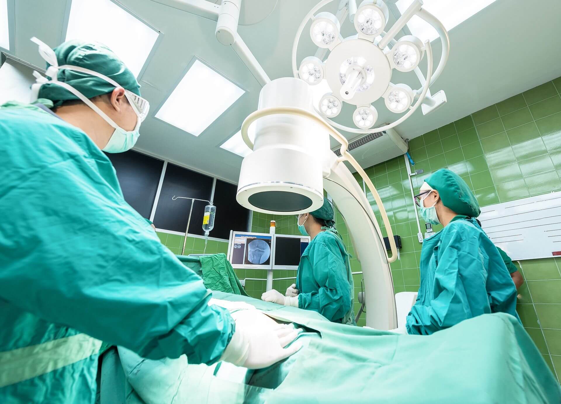 Robot provedl poprvé složitou laparoskopickou operaci bez asistence člověka